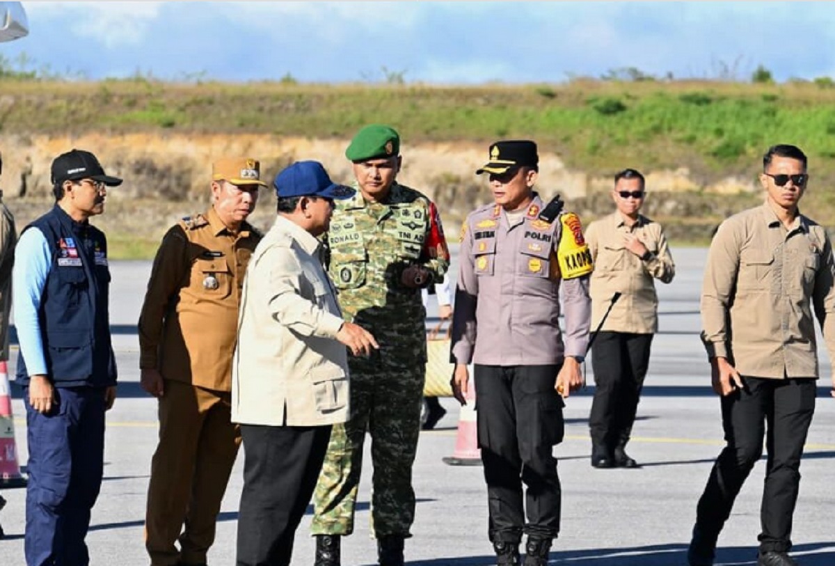 Presiden Prabowo Subianto tiba di Kabupaten Tapanuli Tengah, Provinsi Sumatra Utara, meninjau langsung penanganan dampak banjir, Senin (1/12).