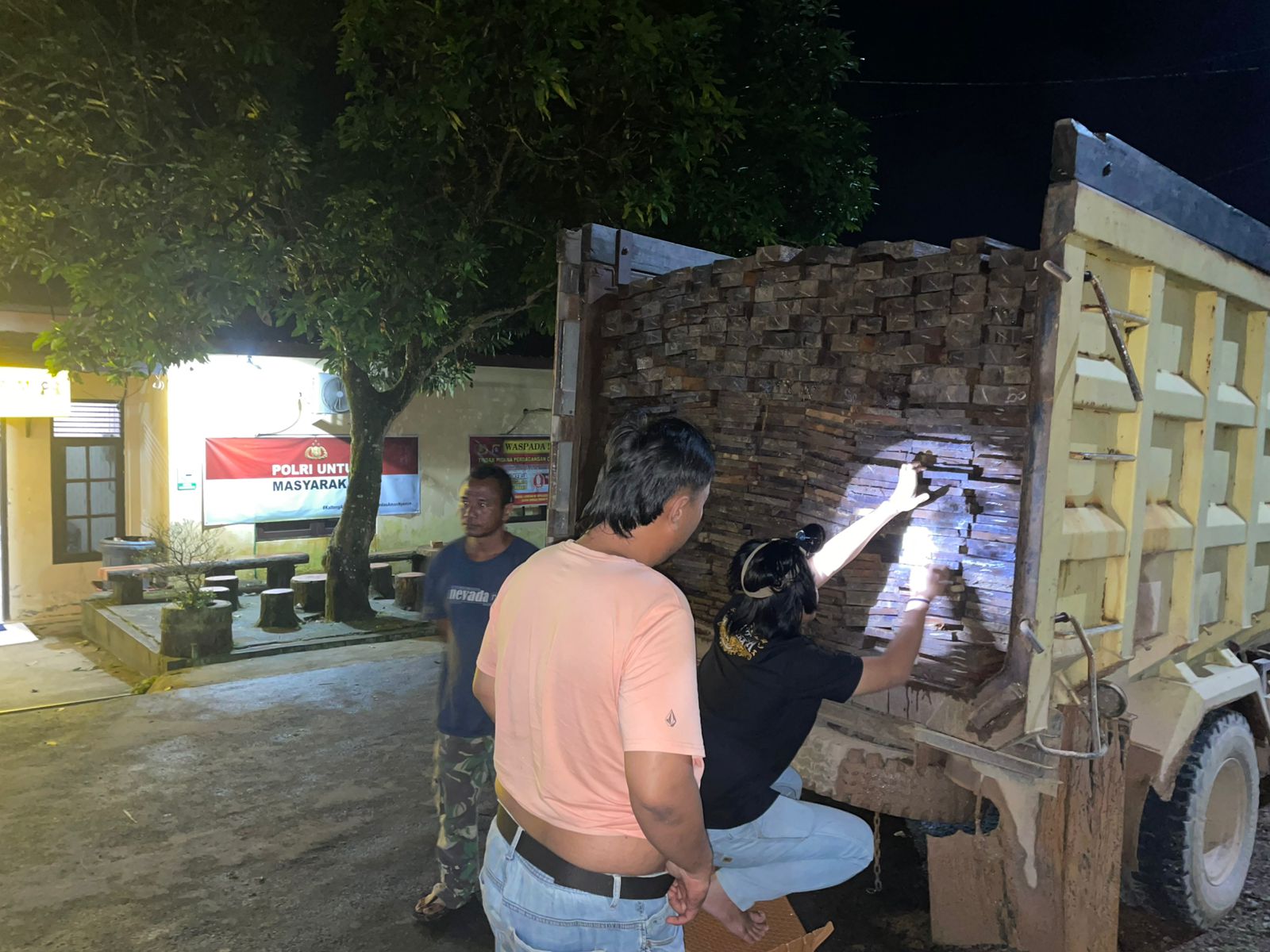 Anggota Satreskrim Polres Lamandau mengamankan satu unit truk dan kayu meranti ilegal di halaman Satreskrim.