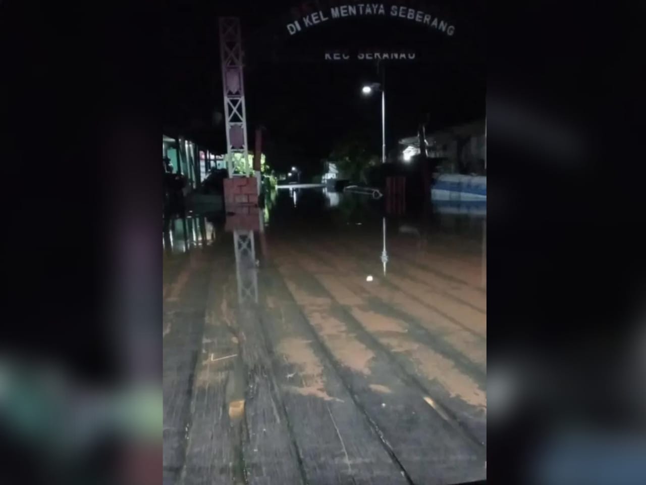 Banjir rob di permukiman warga di Kelurahan Mentaya Seberang, Kecamatan Seranau, Kabupaten Kotim belum lama ini.