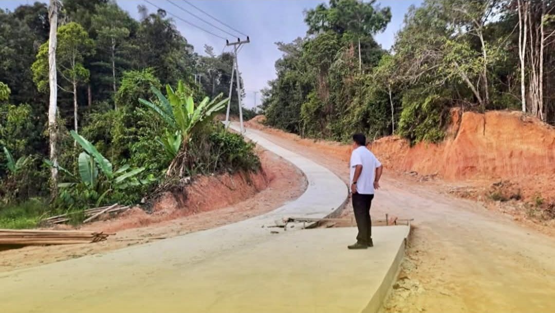Kondisi ruas Jalan Tumbang Sian-Napoi yang ditangani dengan konstruksi perkerasan kaku atau cor beton, pekan lalu