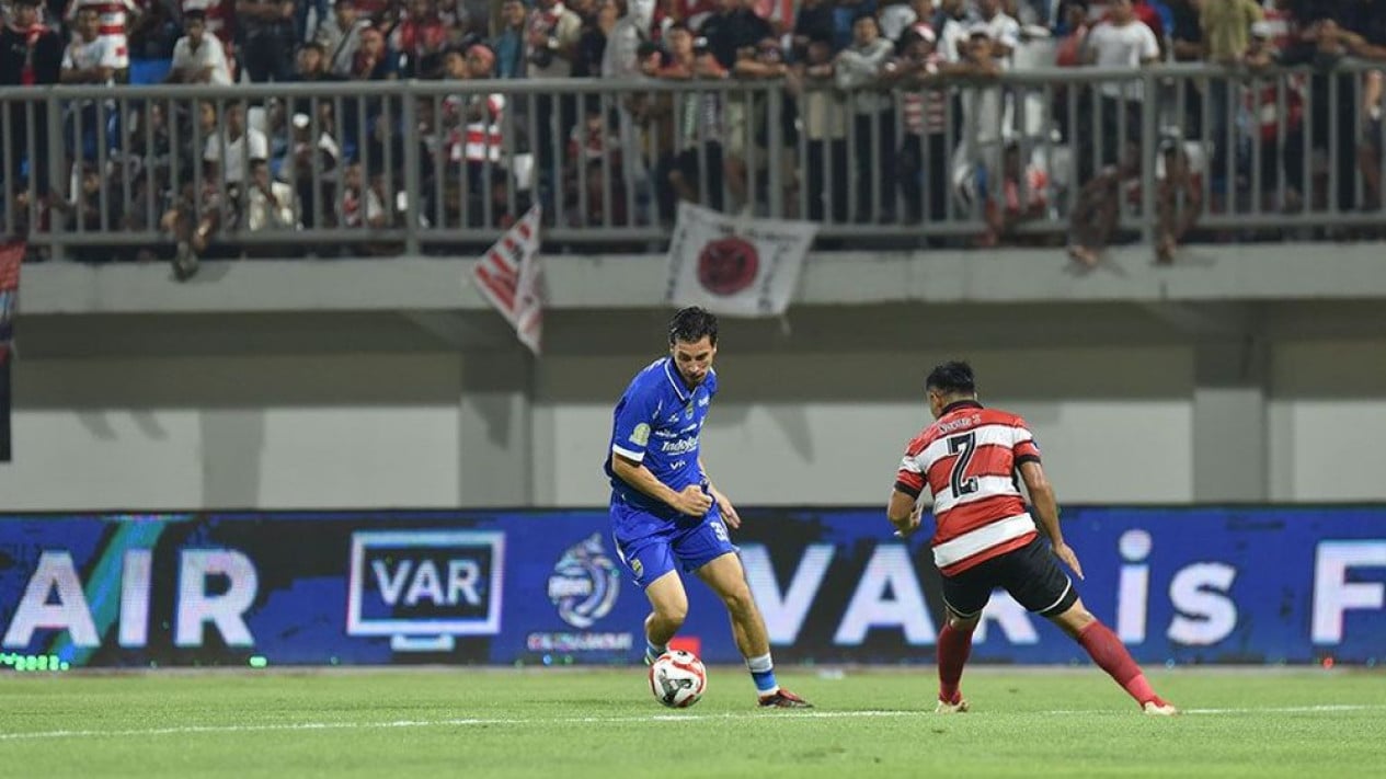 Aksi Pemain Persib Bandung Thom Haye saat melawan Madura United, pekan ke 14 Super League 2025/2025.