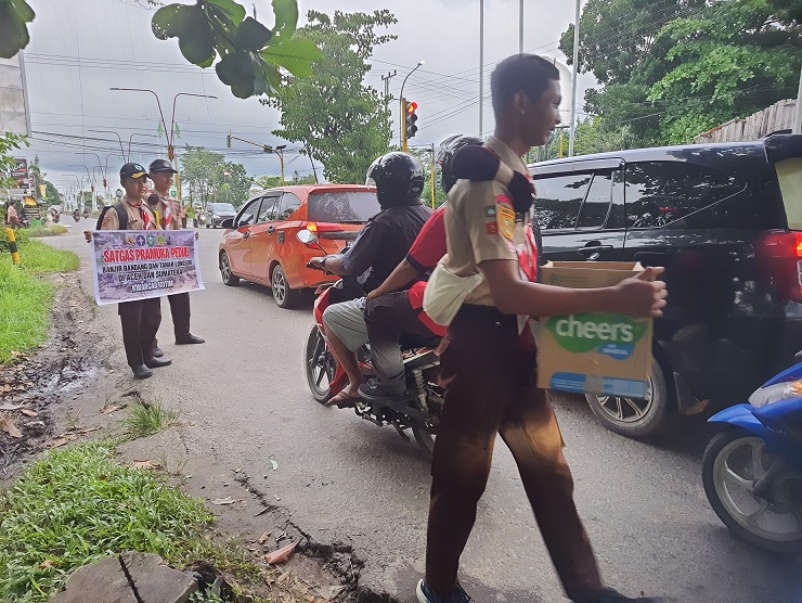 Relawan Kwarcab Pramuka Kotim dari kalangan pelajar saat bergerak menggalang dana untuk membantu korban banjir di Aceh, Sumatera dan sekitarnya.