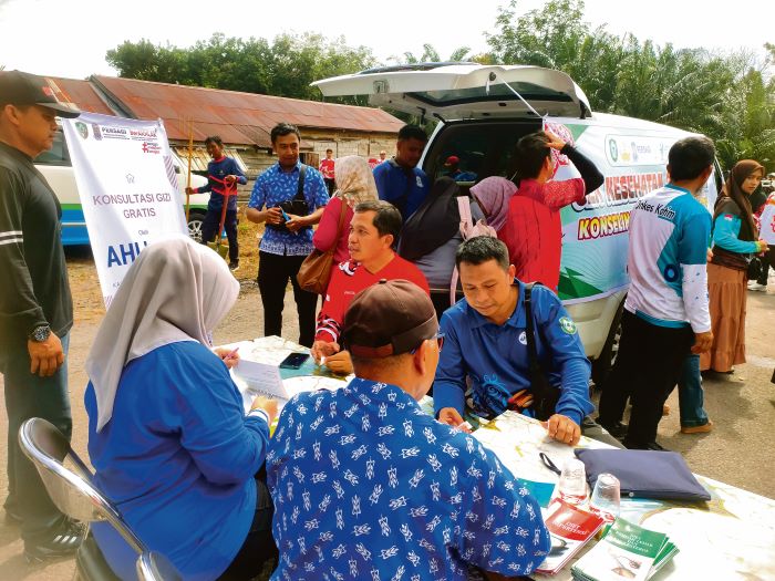 KESEHATAN: Antusiasme warga Kotim manfaatkan layanan cek kesehatan gratis yang digelar di sela-sela peringatan HUT ke-54 KORPRI, Jumat (28/11/2025) lalu. FOTO: DOK/YUNI/RADAR SAMPIT