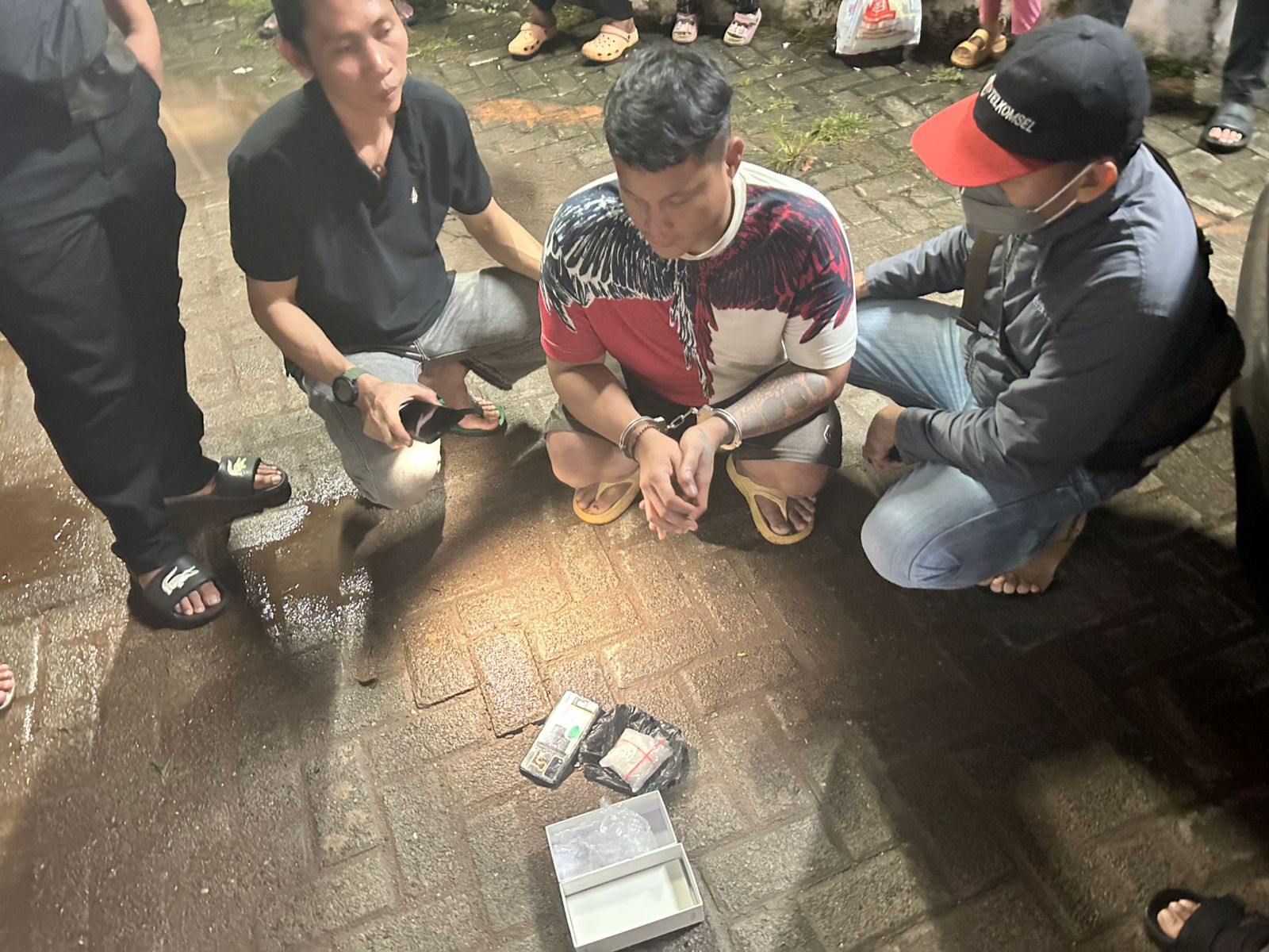 Seorang sopir saat diamankan Satresnarkoba Polres Kotim bersama sejumlah narkoba, di Kecamatan Kotabesi, baru-baru tadi. Rencananya menuju Desa Sangai.