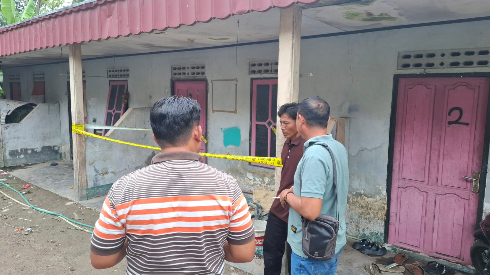 Petugas dari Kodim 1015 Sampit saat ke lokasi penemuan benda mirip bom Granat di Jalan Kembali V, Kecamatan MB Ketapang, Kabupaten Kotawaringin Timur, Selasa (2/12).