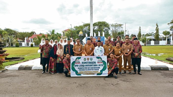 FOTO BERSAMA: Pelepasan peserta LASQI menuju Kabupaten Bogor untuk mengikuti Pemilihan Duta Qasidah Nasional ke-XXVII, Selasa (2/12/2025). FOTO: YUNI/RADAR SAMPIT