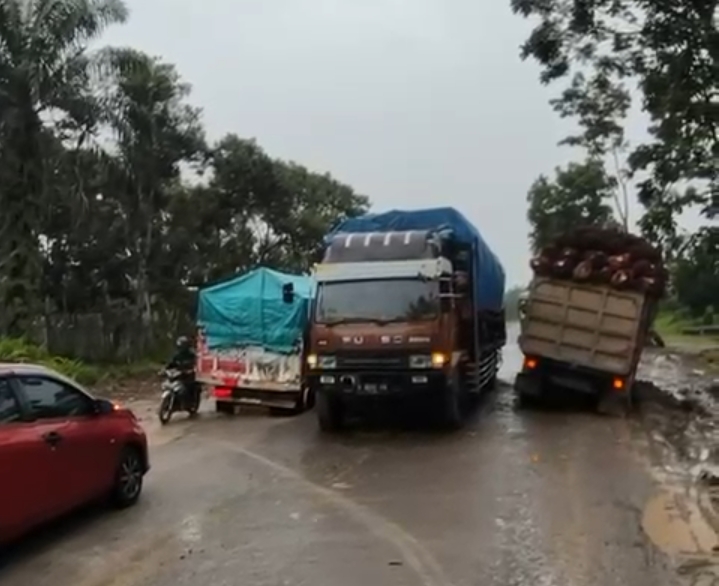 Truk yang sempat amblas dan memicu kemacetan di Jalan di kilometer 50, Desa Pangkalan Tiga, Kecamatan Pangkalan Banteng, Selasa (2/12).
