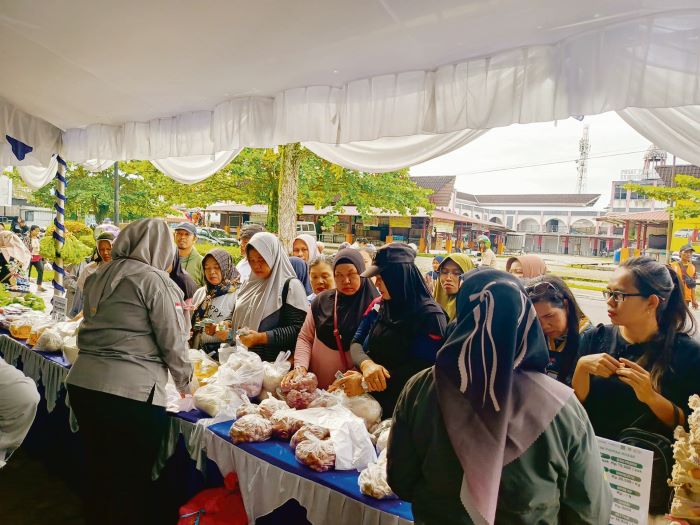 PASAR MURAH: Antusiasme masyarakat pada kegiatan Gerakan Pangan Murah (GPM) di Taman Kota Sampit, Selasa (2/12/2025). FOTO:YUNI/RADAR SAMPIT