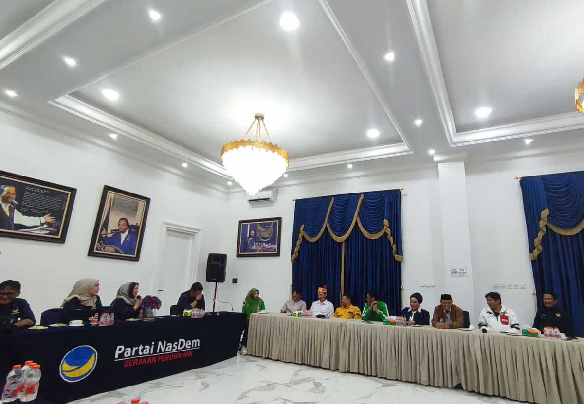 DISKUSI: Sejumlah pimpinan partai politik di Kalteng menggelar diskusi sebagai bagian refleksi untuk kemajuan Bumi Tambun Bungai, Senin (1/12) malam.