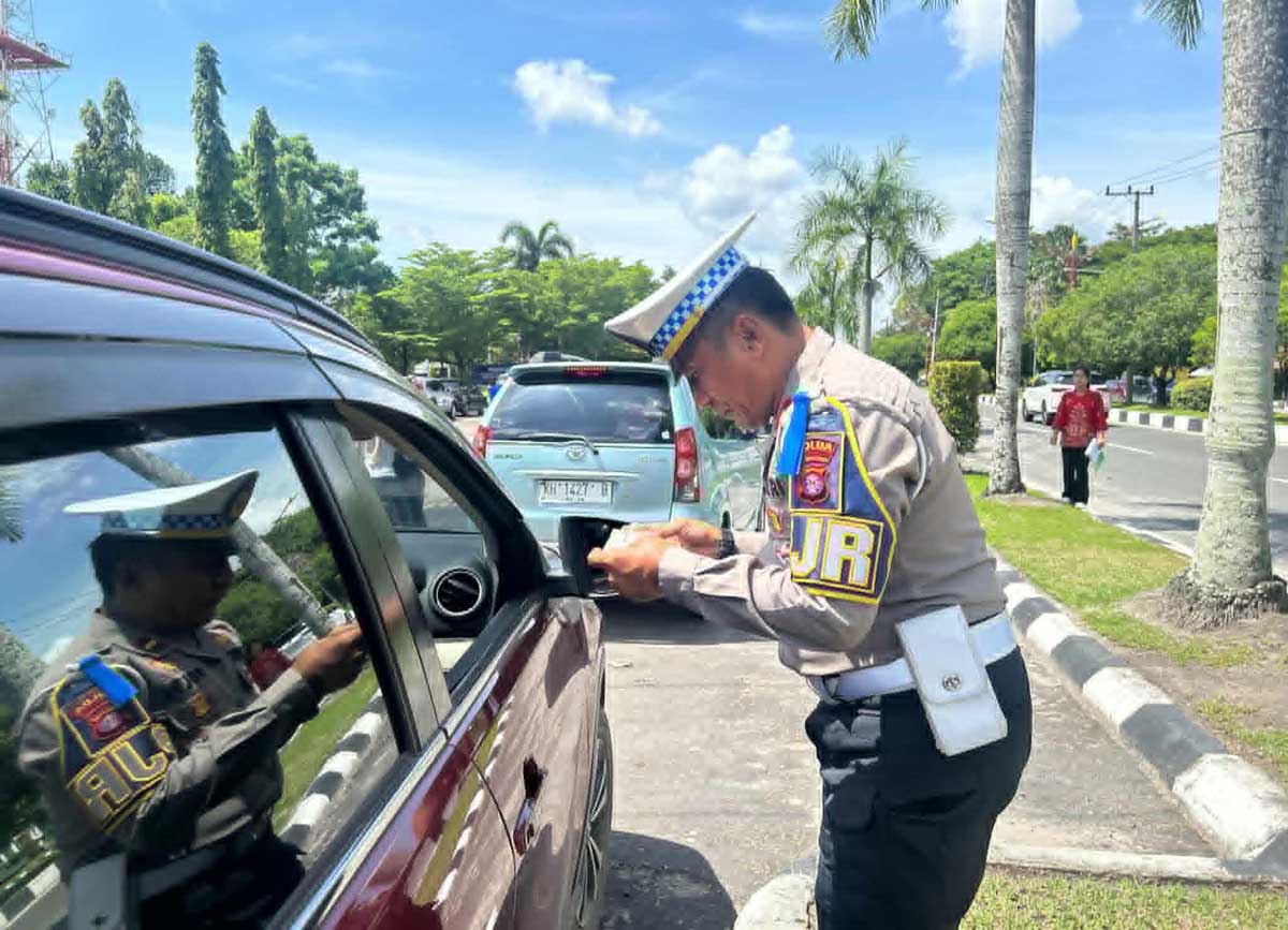 OPERASI ZEBRA: Petugas kepolisian saat melakukan pemeriksaan kelengkapan surat kendaraan dalam operasi Zebra Telabang 2025 di Jalan Yos Sudarso, Palangka Raya, belum lama ini.