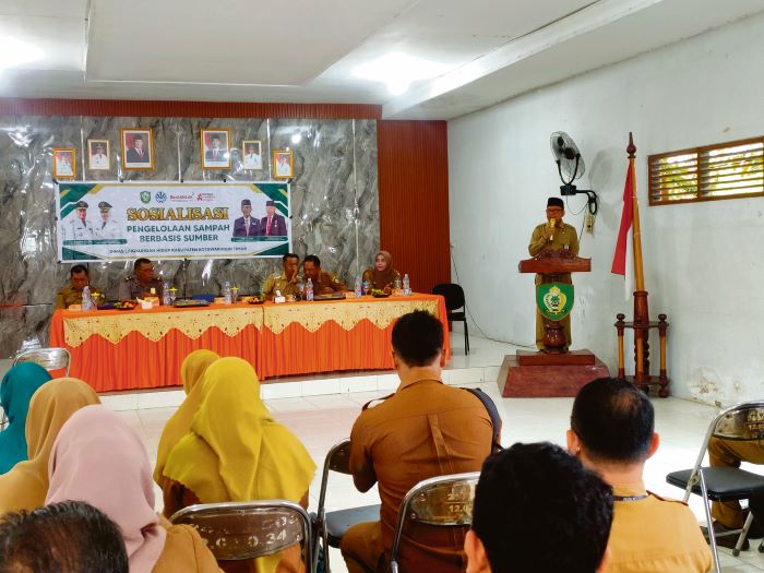 MASALAH SAMPAH: Kegiatan sosialisasi pengelolaan sampah berbasis sumber, di aula Kecamatan Baamang, Selasa (2/12/2025). FOTO: YUNI/RADAR SAMPIT