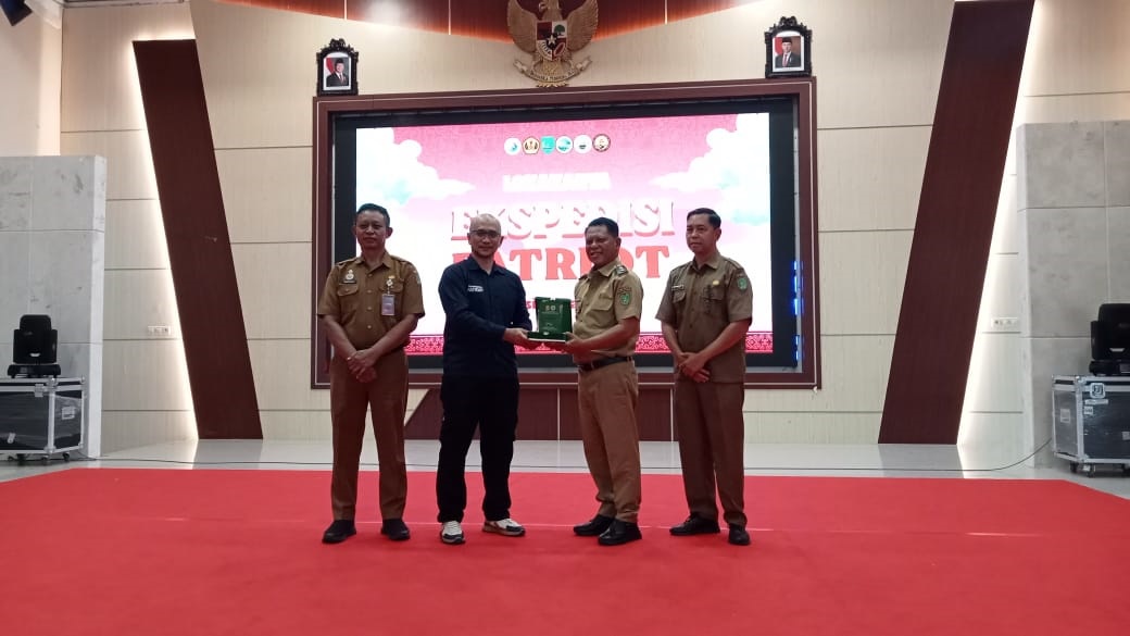 Wakil Bupati Sukamara Nur Efendi menerima cenderamata dari Tim Ekspedisi Patriot.