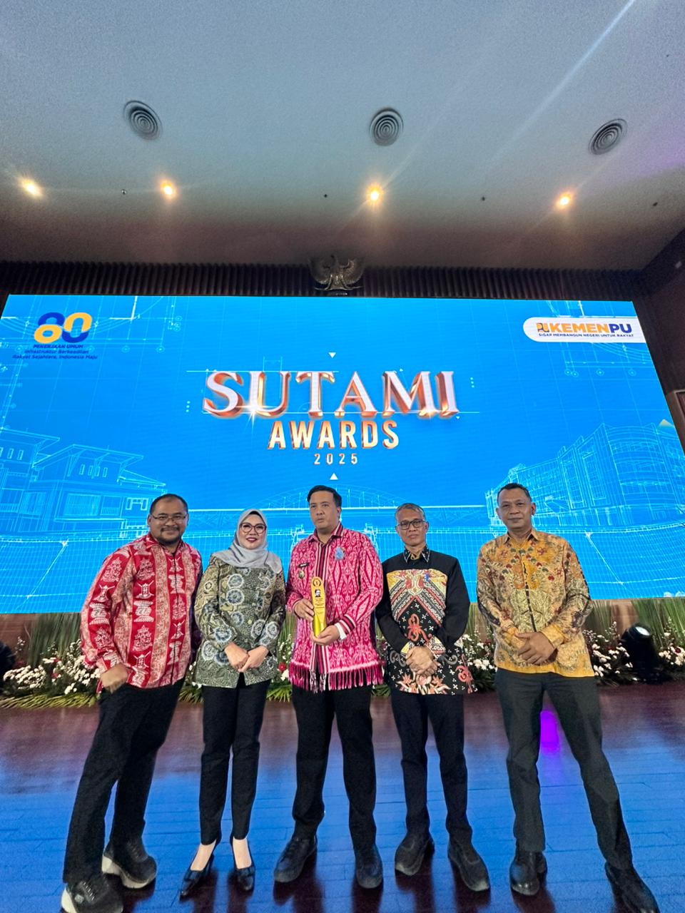 Bupati Lamandau menerima penghargaan Sutami Award 2025 sebagai peringkat pertama kategori kinerja terbaik penyelenggaraan jalan  di Auditorium Kementerian Pekerjaan Umum, Jakarta