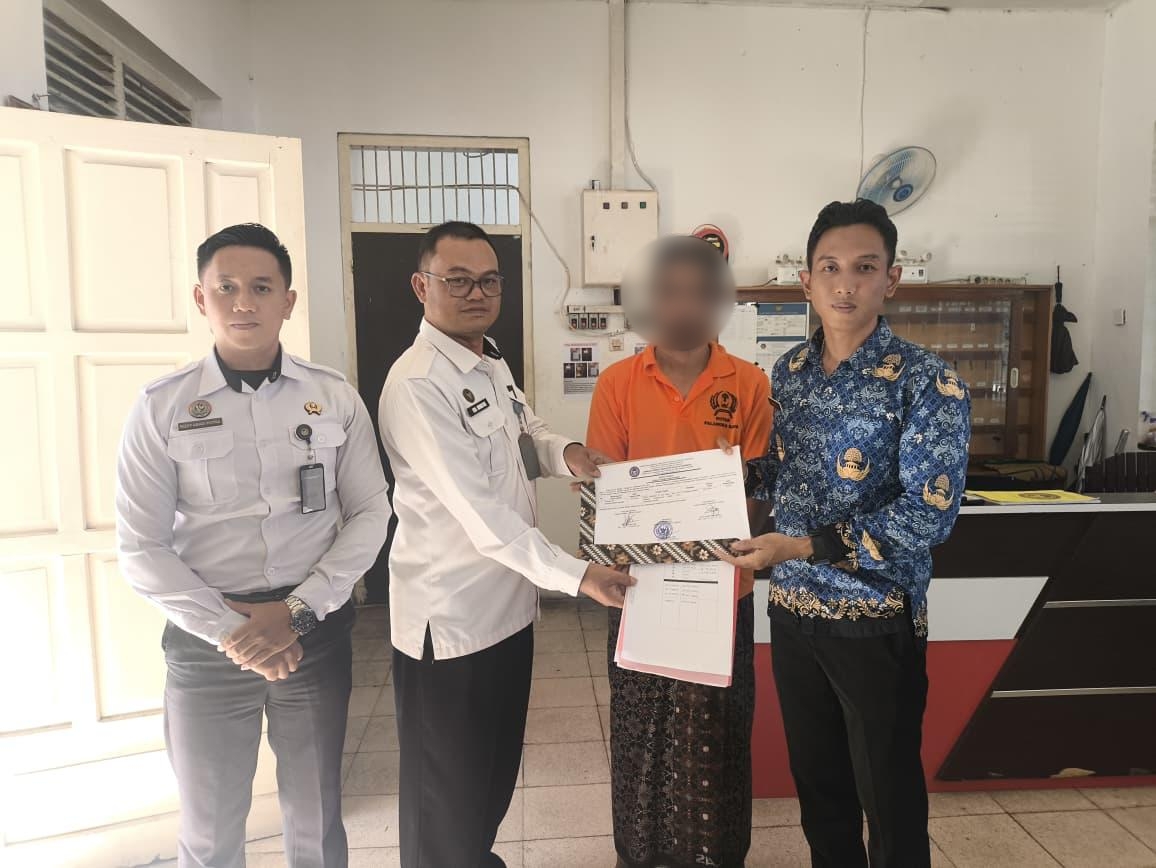 Lapas Sukamara menyerahkan seorang narapidana kasus narkotika yang sebelumnya melarikan diri dan berhasil ditangkap kembali oleh Badan Narkotika Nasional (BNN) Kota Palangkaraya.