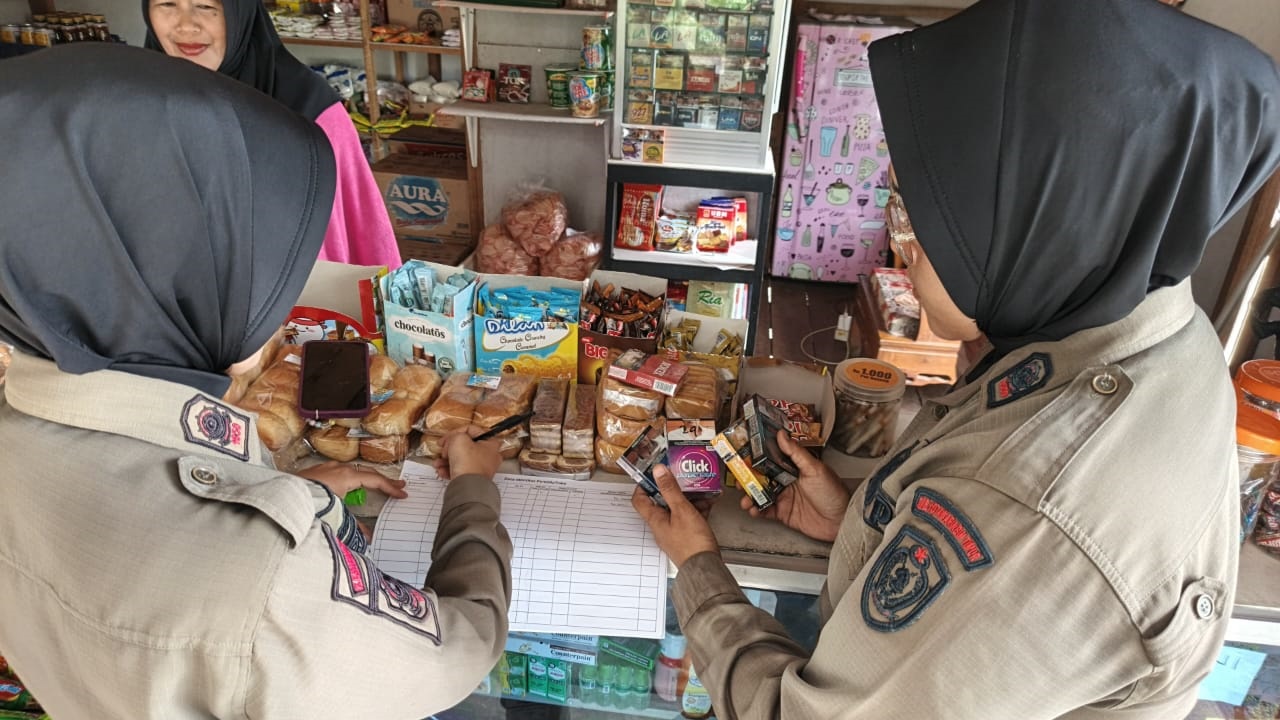 Sejumlah rokok yang diduga ilegal ditemukan anggota Satpol PP Kotim saat melaksanakan sosialisasi di sejumlah toko dan kios di Mentaya Hilir Utara.