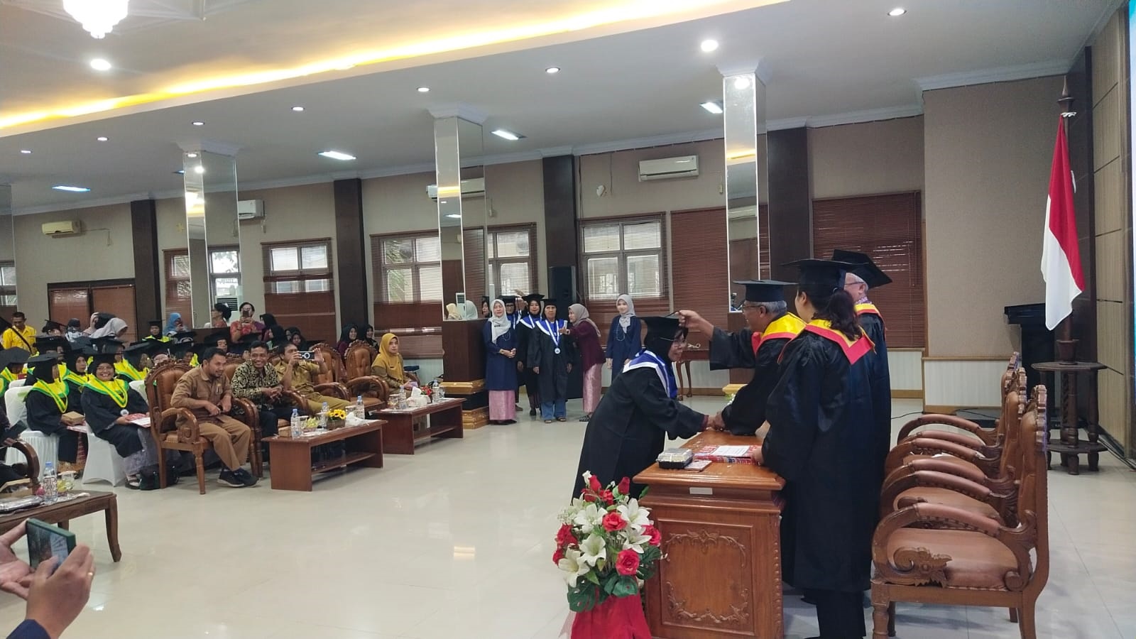 Wisuda Program Sekolah Lansia SIDAYA yang digelar di Aula Sangga Banua, Kantor Bupati Kobar, Selasa (3/12).