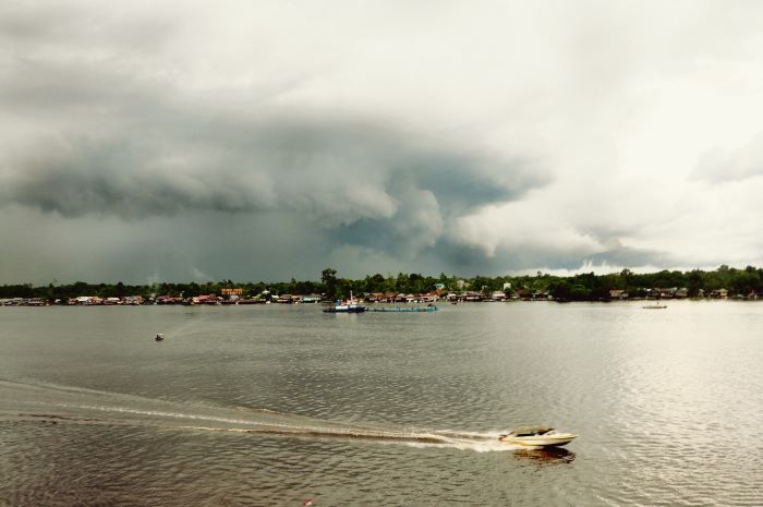 ILUSTRASI: Awan mendung di atas Sungai Mentaya, Kota Sampit, Kotawaringin Timur. FOTO: DOK/RADAR SAMPIT