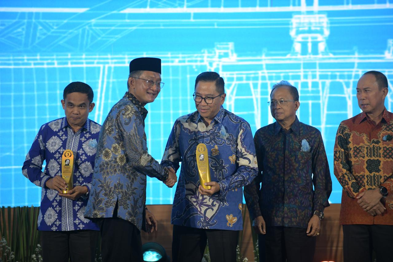 Penyerahan Penghargaan Peringkat I Sutami Award 2025 untuk Pemprov Kalteng, yang diterima Plt Sekda Kalteng Leonard S Ampung, mewakili Gubernur Kalteng Agustiar Sabran, Senin (1/12).