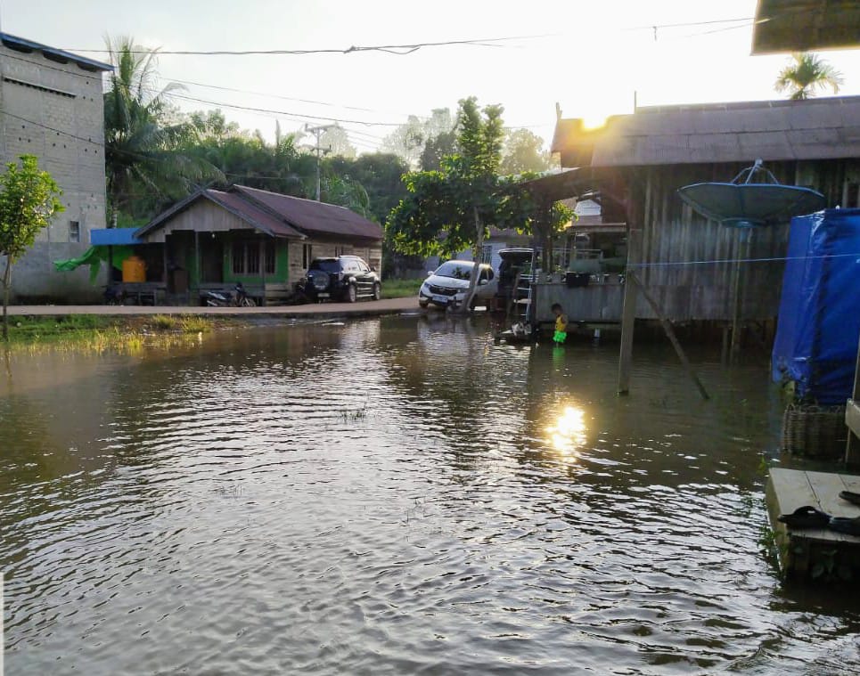Kondisi Banjir di Desa Tumbang Mujam Kecamatan Tualang Hulu, Kotim, Rabu (3/12)
