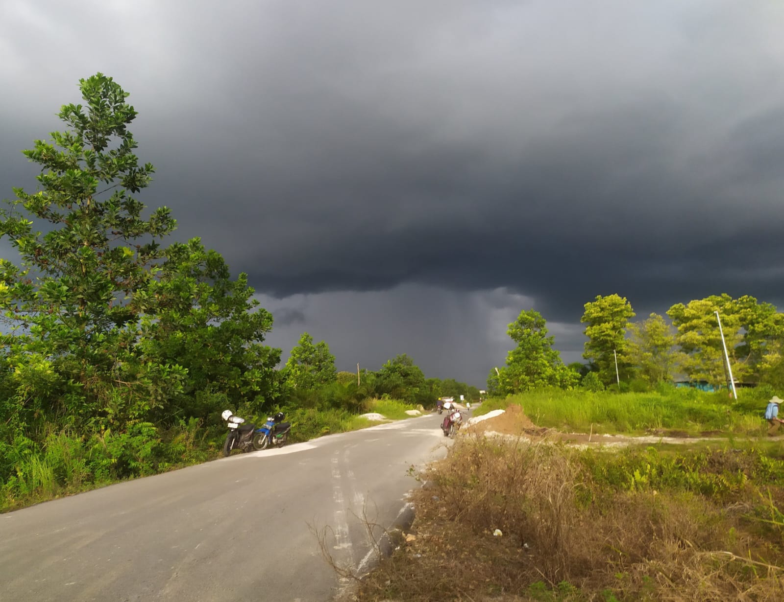 Hujan dan awan hitam dari kejauhan dipantau dari Kota Sampit, Kabupaten Kotim