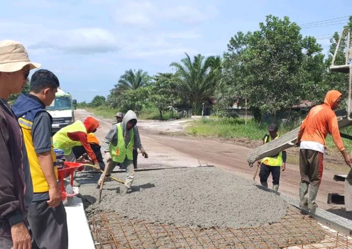 ILUSTRASI: Pekerja ketika mengerjakan proyek jalan lingkar Selatan Kota Sampit, Kotawaringin Timur, beberapa waktu lalu. FOTO: DOK/RADAR SAMPIT