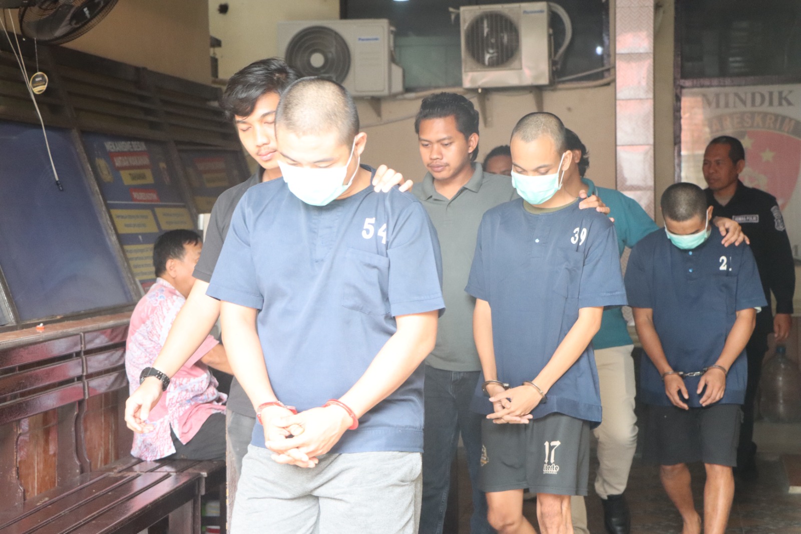 Tiga orang, yang sebelumnya sebagai sopir truk ,saat di Mapolres Kotim, mereka diamankan saat membawa ribuan potong kayu hasil ilegal logging, Selasa (2/12) siang kemarin