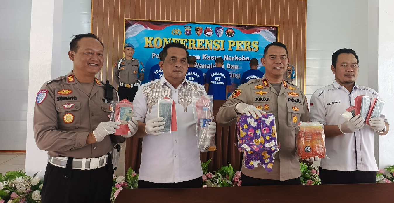 Polisi memperlihatkan barang bukti narkoba jenis sabu seberat 1 kg lebih yang dibungkus di dalam kado, dari tiga tersangka di Mapolres Lamandau, (3/12).