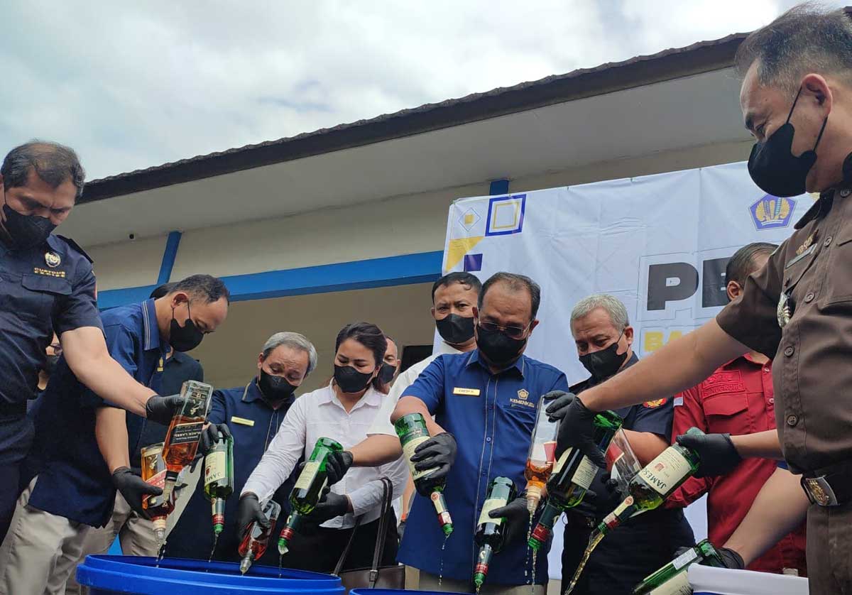PEMUSNAHAN: Bea Cukai Palangka Raya bersama sejumlah pihak lainnya memusnahkan minuman keras yang diamankan dari hasil operasi, Rabu (3/12/2025).