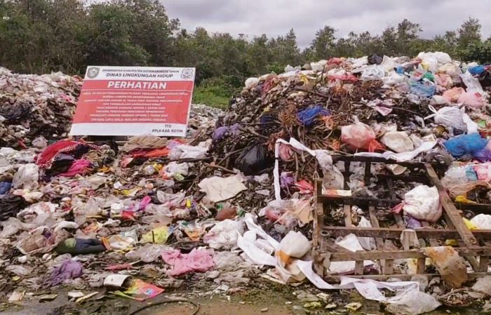 SAMPAH: Tumpukan sampah di Jalan Sawit Raya yang dibuang sembarangan oleh oknum warga, baru-baru tadi. FOTO: TANGKAPAN LAYAR/RADAR SAMPIT