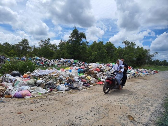 ILUSTRASI: Sampah ketika menumpuk di pinggir Jalan Sawit Raya, Sampit, beberapa waktu lalu. FOTO: DOK/RADAR SAMPIT