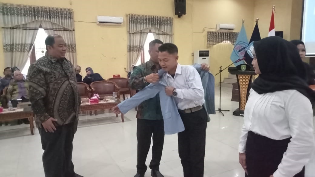Pemasangan almamater mahasiswa baru PSDKU Polnep Sukamara oleh Wakil Bupati Sukamara Nur Efendi, baru baru ini.