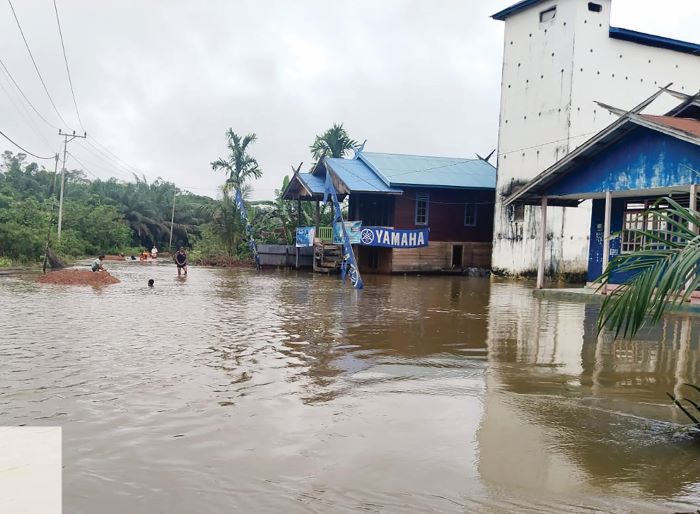 BENCANA ALAM: Banjir masih terjadi di Desa Tumbang Mujam, Kecamatan Tualan Hulu, Kotawaringin Timur, Kamis (4/12/2025) pagi. FOTO: BPBD KOTIM/RADAR SAMPIT