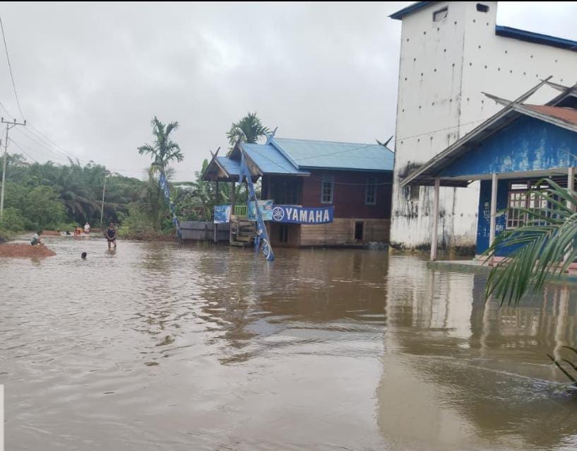 Kondisi Banjir di Desa Tumbang Mujam, Kecamatan Tualang Hulu, Kamis (4/11) pagi.