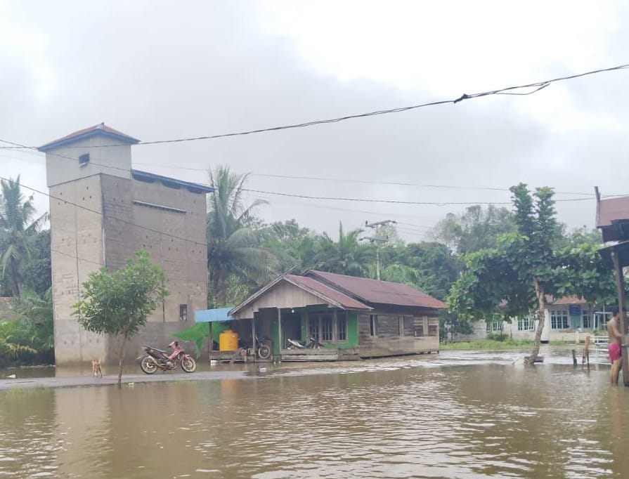 Banjir yang menggenangi pemukiman warga Desa Tumbang Mujam Kecamatan Tualang Hulu,Kamis (4/12) pagi.