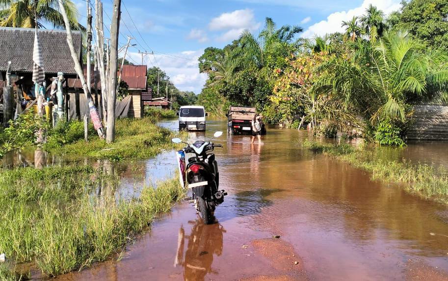 Banjir yang merendam Jalan Poros Desa Merah Kecamatan Tualang Hulu,Kabupaten Kotim, Kamis (4/12) sore.