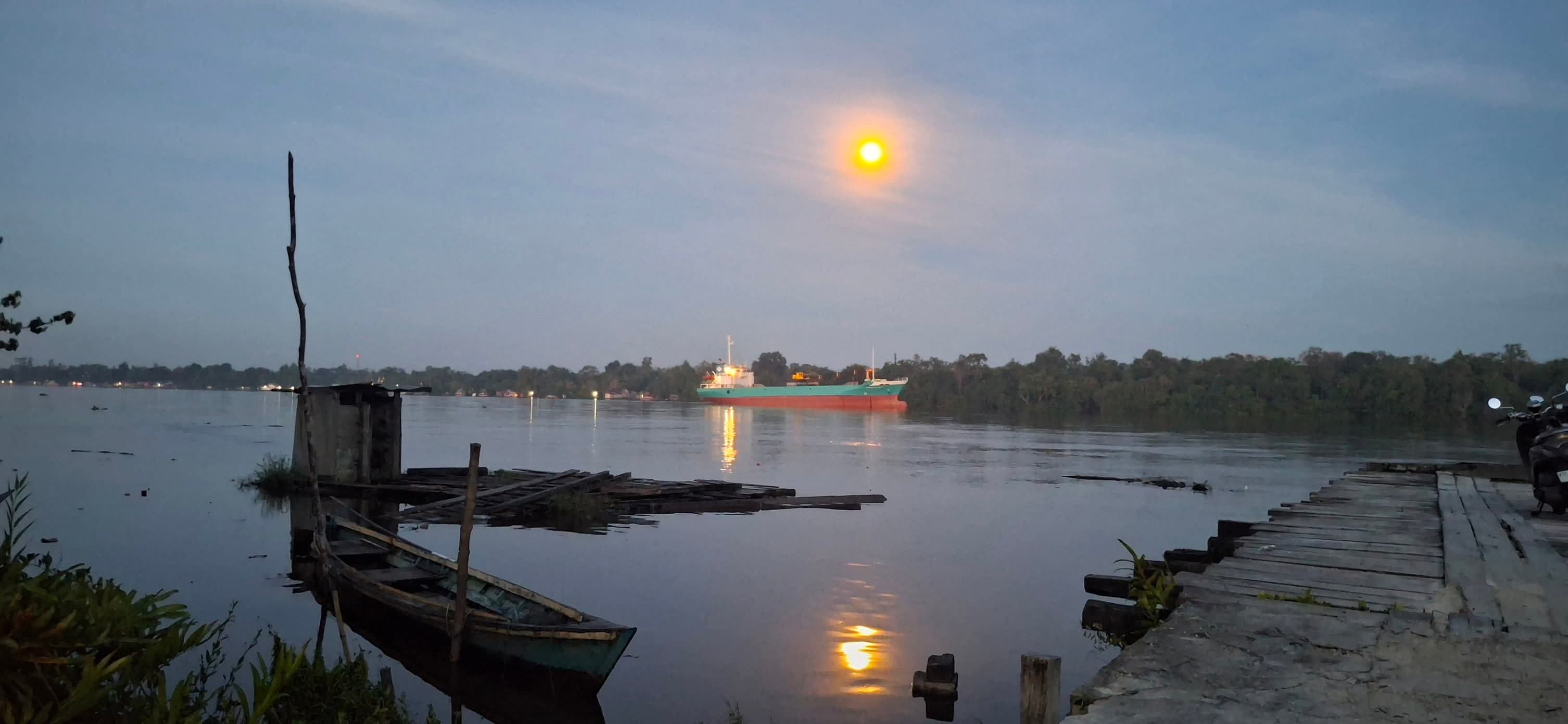 Bulan Purnama nampak menyinari Kota Sampit. Terlihat dari pinggiran Sungai Mentaya, Kamis (4/12) petang.