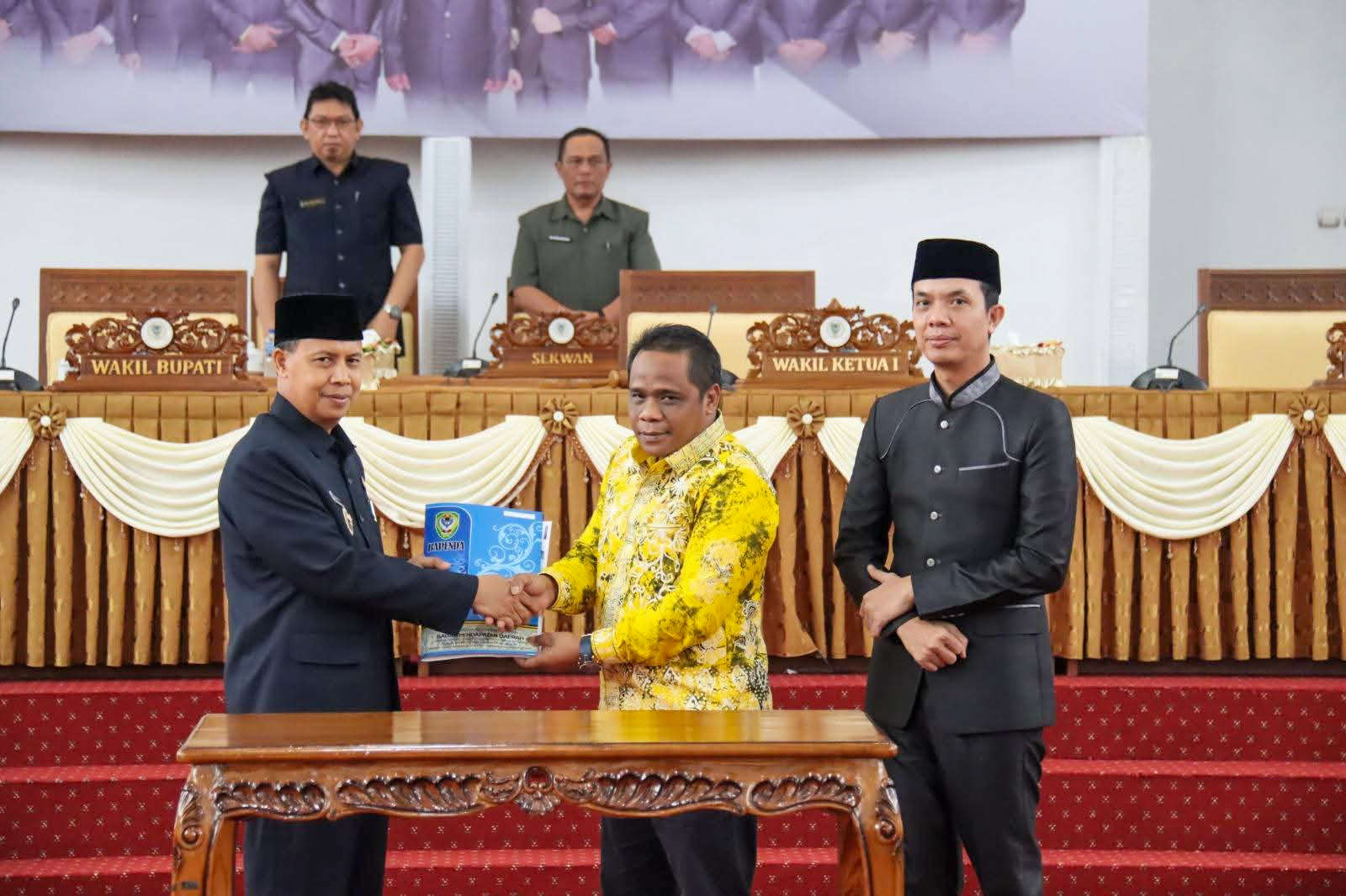 Pengajuan draf Raperda Tentang Pajak Daerah dari Pemkab Seruyan kepada DRPD Seruyan, Selasa (2/12).