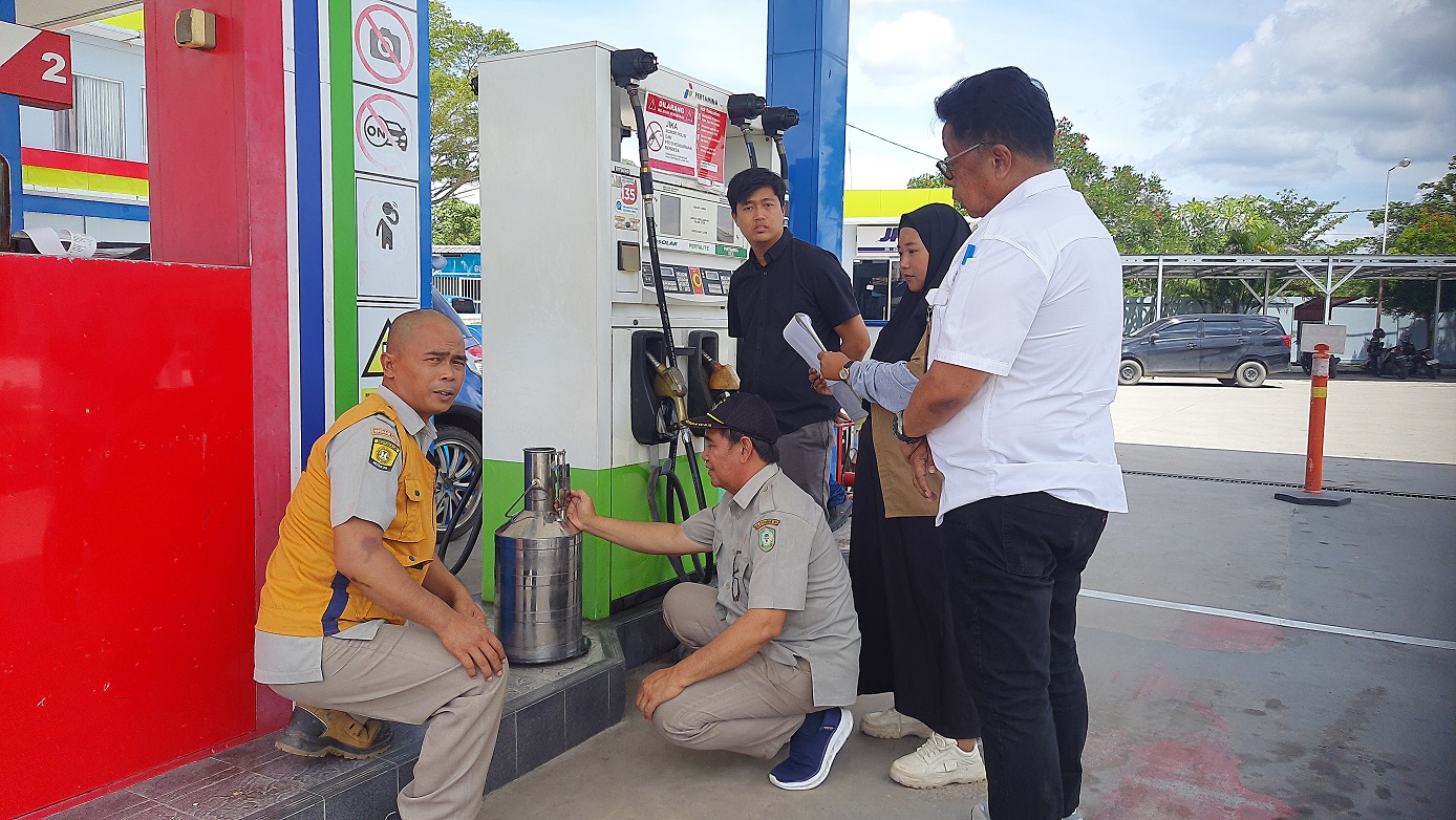 Tim Metrologi Legal Diskoperindag Kotim saat melakukan pemeriksaan dan pengawasan ke salah satu SPBU di Kota Sampit,Rabu (3/12)