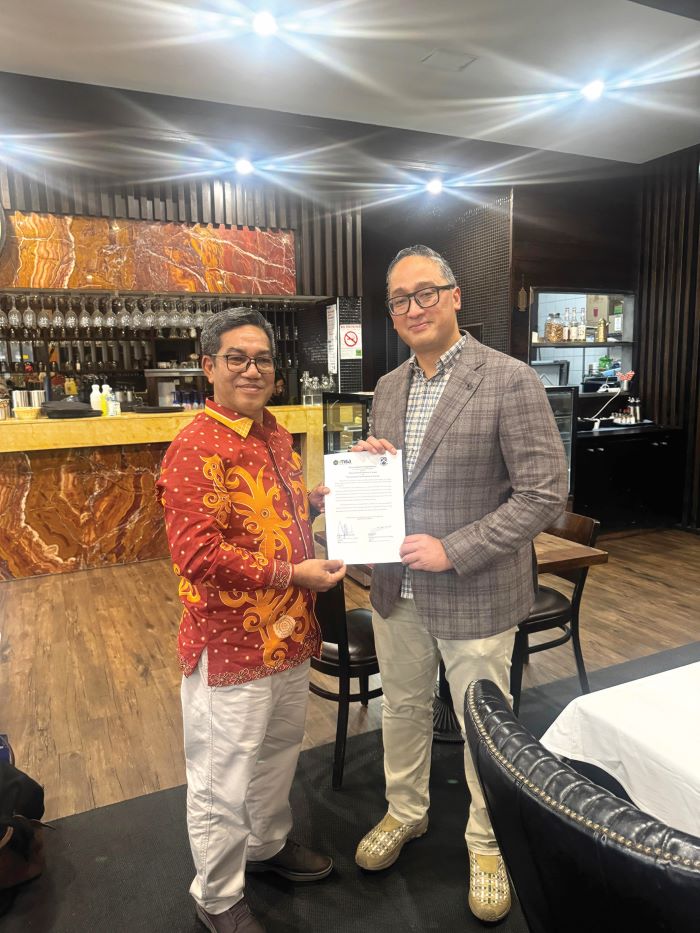 PENANDATANGANAN : Rektor UMSA Ramadansyah berfoto bersama Yudi selaku Pimpinan Cabang Istimewa Muhammadiyah Melbourne usai penandatanganan kerjasama di Almina Lebanese Restaurant in Docklands, Selasa