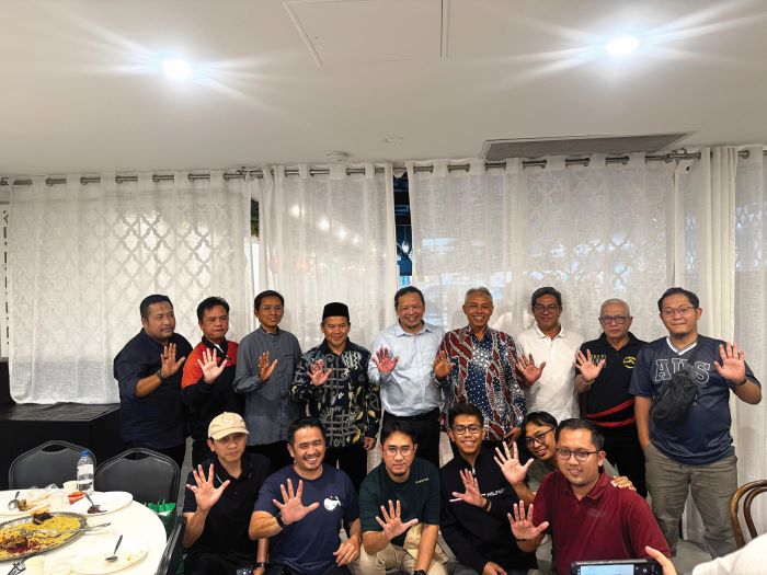 RENCANA KERJASAMA : Rektor UMSA Ramadansyah berfoto bersama Ibnu Jamal selaku Pimpinan Ranting Istimewa Muhammadiyah Sydney dalam kunjungan silaturahmi di Sydney, Australia, Kamis (27/11).