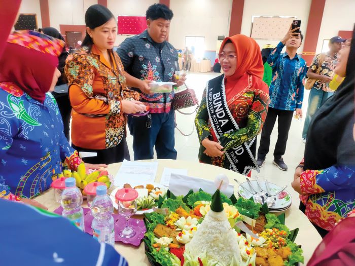 KREASI MENU: Bunda PAUD Kotim Khairiah Halikinnor didampingi Kabid PAUD dan PNF Disdik Kotim Legendaria Okta BN menghadiri kegiatan apresiasi kreasi menu sehat, Kamis (4/12/2025). FOTO:YUNI/RADAR SAMP