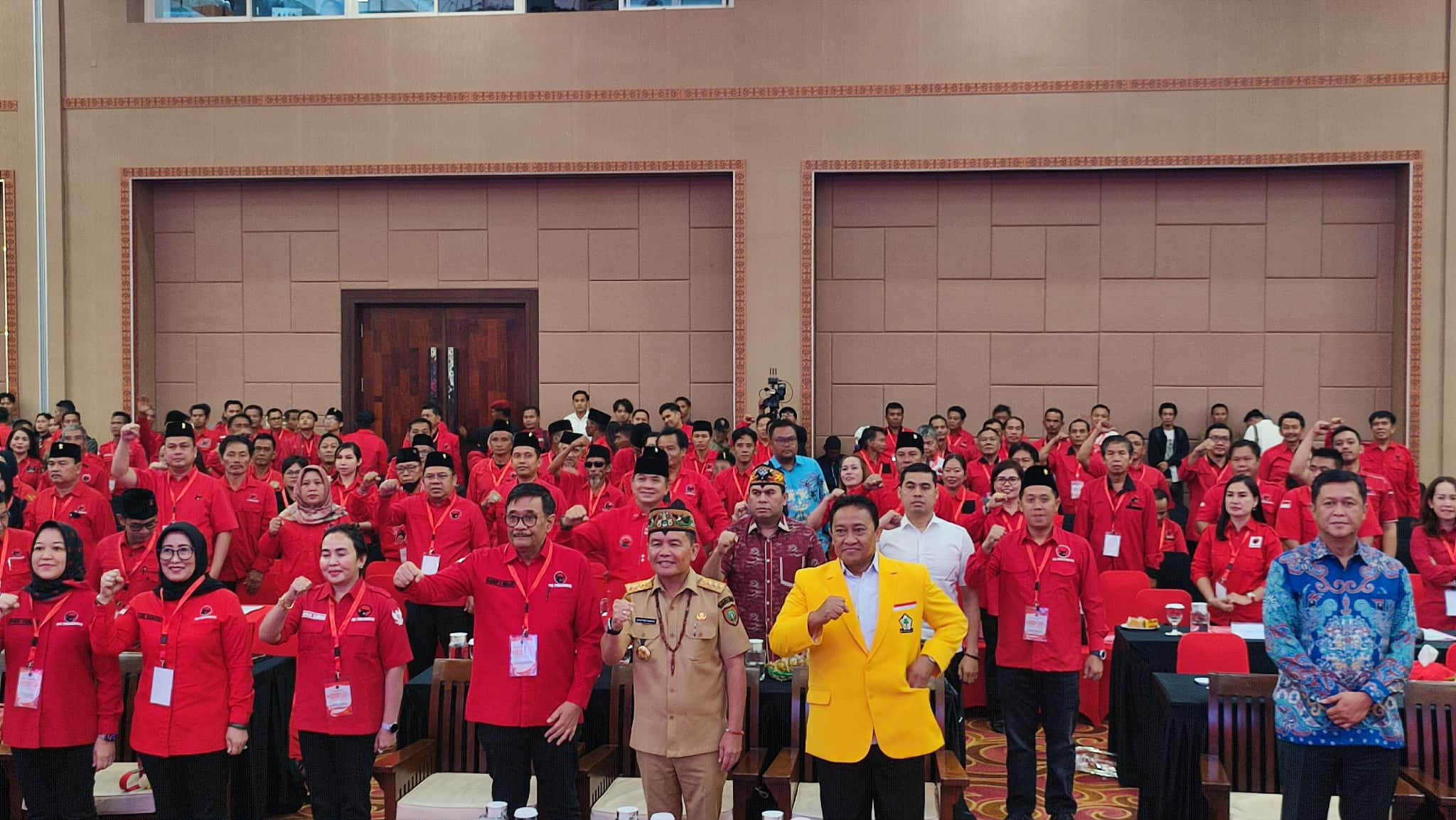 Gubernur Kalteng Agustiar Sabran, bersama forkompida  serta para tokoh politik lintas partai dalam Konferda VI PDI-P Kalteng, Rabu (3/12).