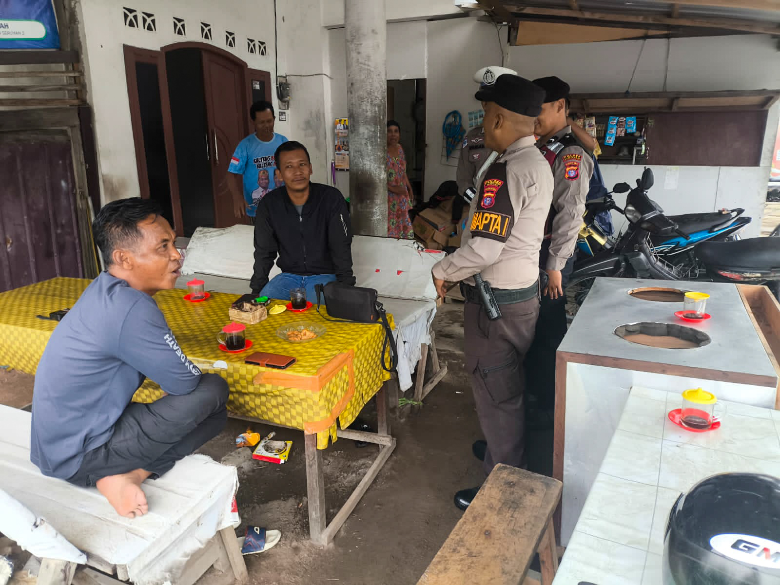 Personel Polres Seruyan saat menyambangi warga sekaligus berdialog, baru-baru tadi.