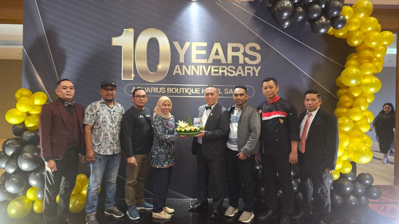 Direktur Radar Sampit Siti Fauziah dan para manajer, memberikan tumpeng nasi kuning kepada General Manager ABHS Harry Darmawan dan jajarannya. Bingkisan spesial 10 Years Anniversary ABHS, (5/1