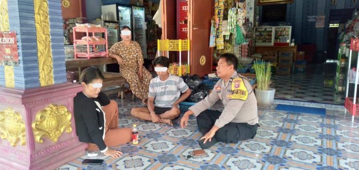 DATANGI LOKASI : Petugas Polsek Rakumpit saat berada di lokasi kejadian dan memediasi pertengkaran antar keluarga. FOTO: IST/RADAR SAMPIT