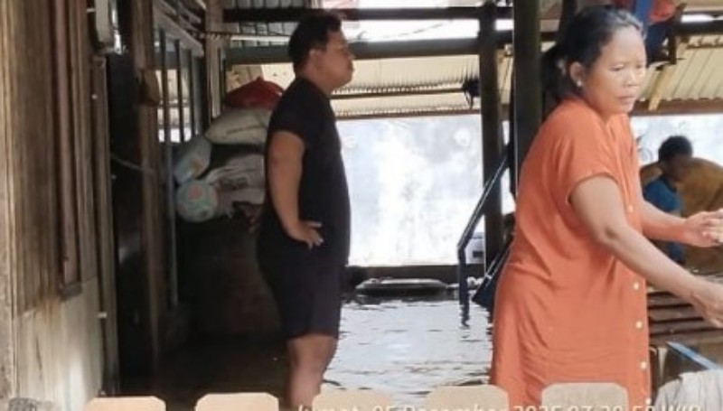 Banjir yang mulai memasuki rumah warga di Desa Tumbang Mujam, Kecamatan Tualang Hulu , Jumat (5/12).