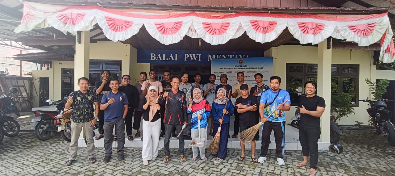 SEMANGAT : Pengurus dan anggota PWI Kotim serta perwakilan Diskominfo Kotim, usai gotong royong membersihkan lingkungan sekretariat, Jumat pagi (5/12)