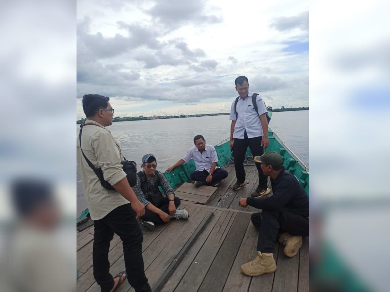 Petugas KKP dan BKSDA Resort Sampit saat menyusuri Sungai Mentaya, sebagai mitigasi potensi ikan dilindungi dan daerah rawan buaya, baru-baru tadi.