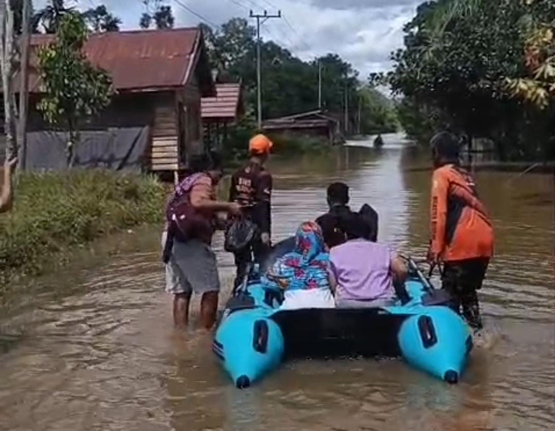 Petugas TRC BPBD Kotim, membawa warga Desa Luwuk Sampun Kecamatan Tualan Hulu dengan perahu karet, karena akses jalan darat terendam banjir, Jumat (5/12)