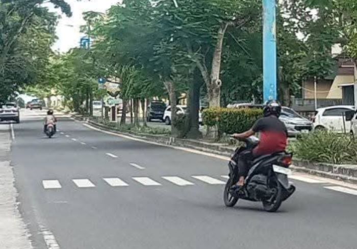 TKP: Suasana tempat kejadian kecelakaan di jalan Iskandar, Pangkalan Bun, Kabupaten Kotawaringin Barat (Kobar). FOTO: KOKO/RADAR SAMPIT